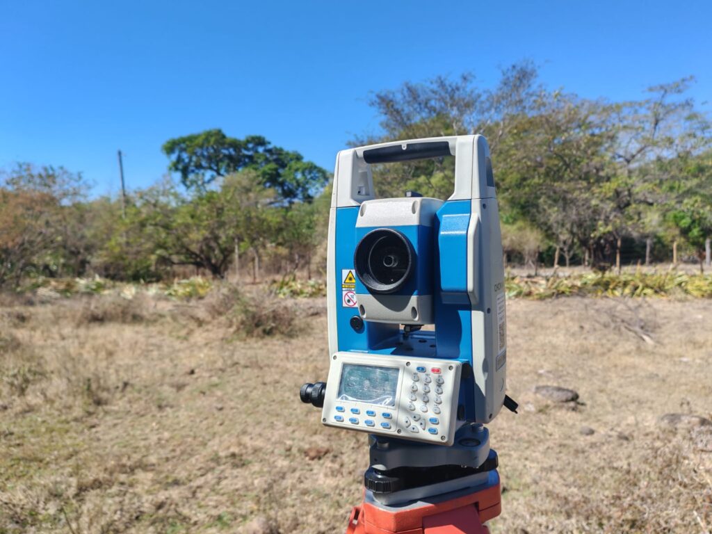 Equipo topográfico medición de terrenos Usulután