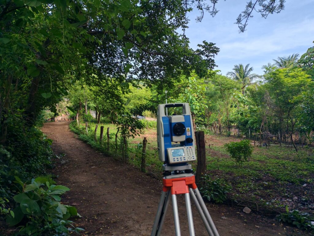 Topógrafo midiendo terreno zona oriental El Salvador