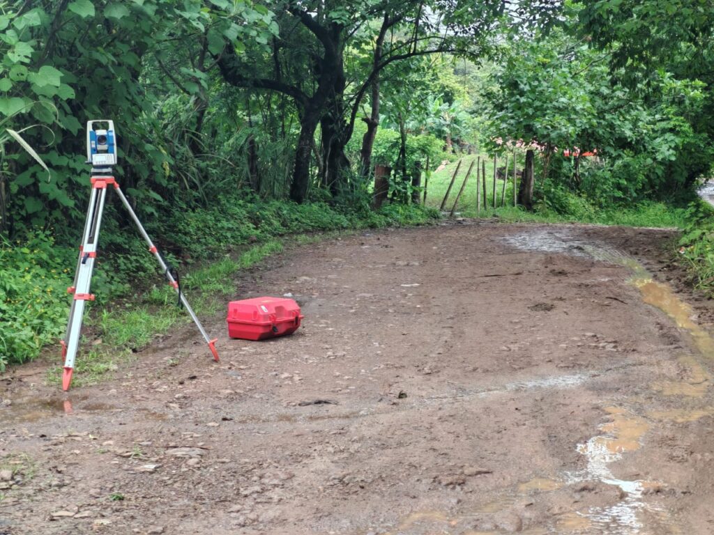 Medición de terreno en camino rural El Salvador